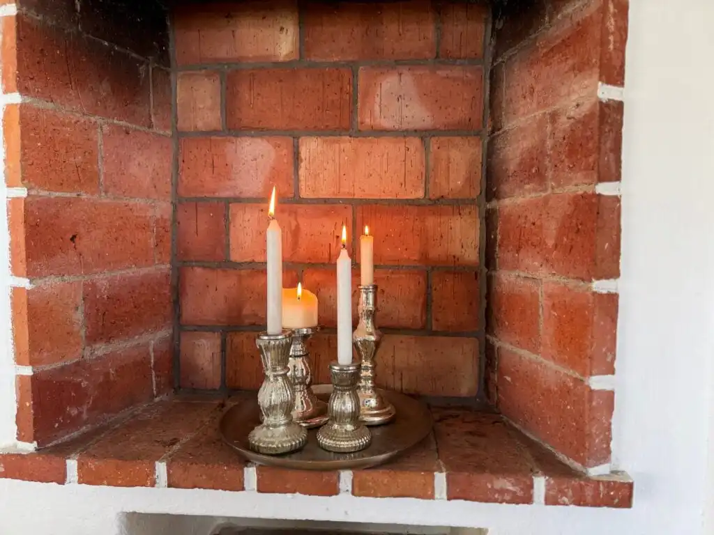 Kamin mit Kerzen im Lilla Lycka Timmernabben