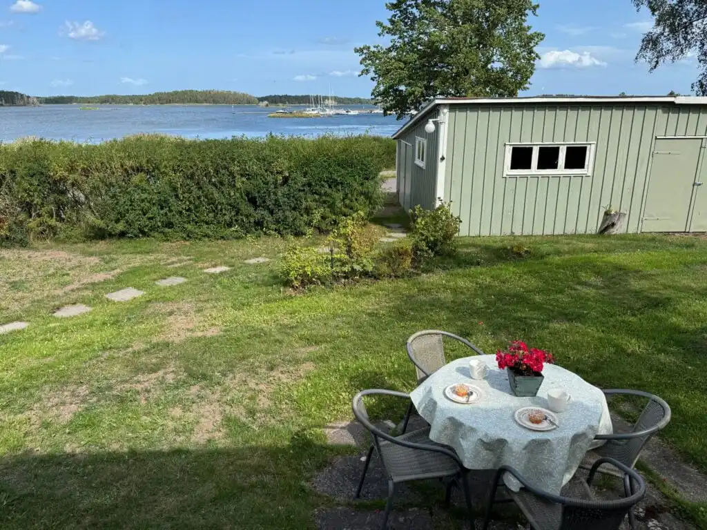 Sitzbereich auf der Terrasse von Lilla Lycka in Timmernabben mit Meerblick