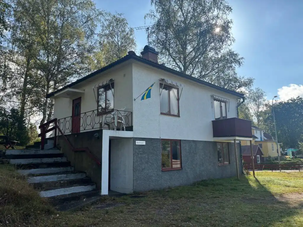 Außenansicht des Ferienhauses Hus Björk in Fågelfors – Ferienhaus in Småland mit Garten