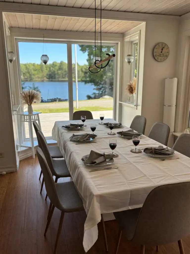 Wohnbereich mit Blick auf See und Wald – Villa Seeblick in ruhiger Lage in Vissefjärda