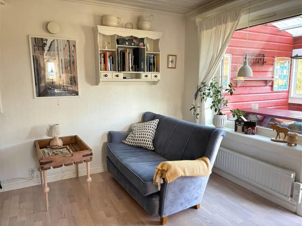 Wohnzimmer mit Sofa im Ferienhaus Hus Bubbarbso – Ferienhaus am See in Schweden