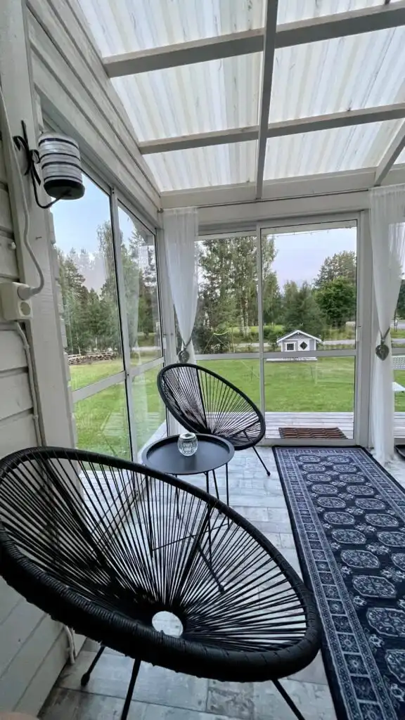 Terrasse der Villa Davvi dállu Ferienhaus in Vidsel Lappland mit Blick in die Natur