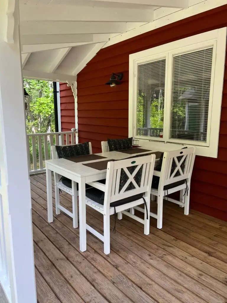 Überdachte Terrasse der Banvaktstuga – Ferienhaus in Fliseryd mit Garten in Småland