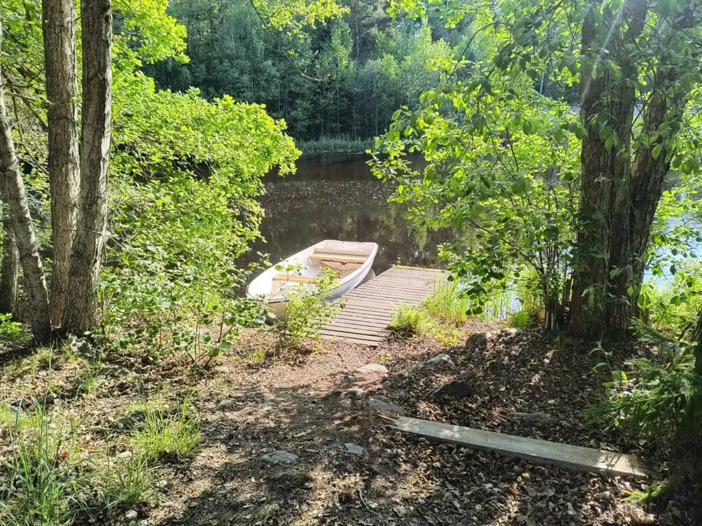 Sitzplatz im Waldgarten der Banvaktstuga – Ferienhaus in Fliseryd in Småland
