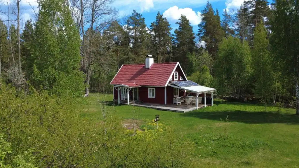 Rotes Schwedenhaus mitten in der Natur Smålands bei Alsterbro