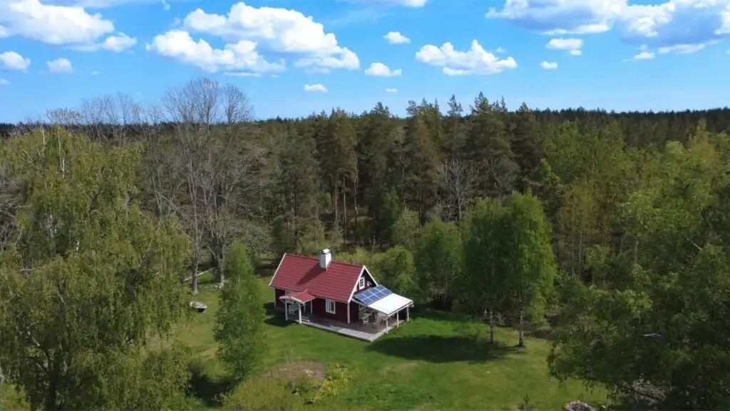 Luftaufnahme vom Hus Kråksmåla und der umliegenden Seenlandschaft