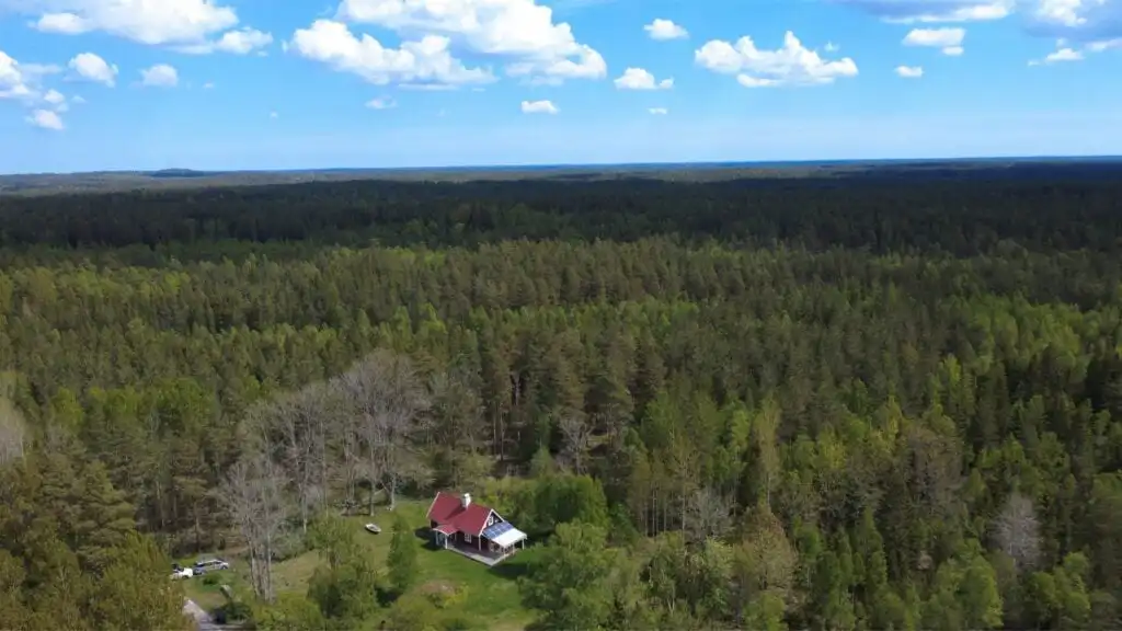 Vogelperspektive auf Wälder und Seen rund um das Ferienhaus in Småland