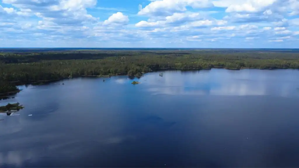 Landschaftsaufnahme vom fischreichen Boasjö in Schweden
