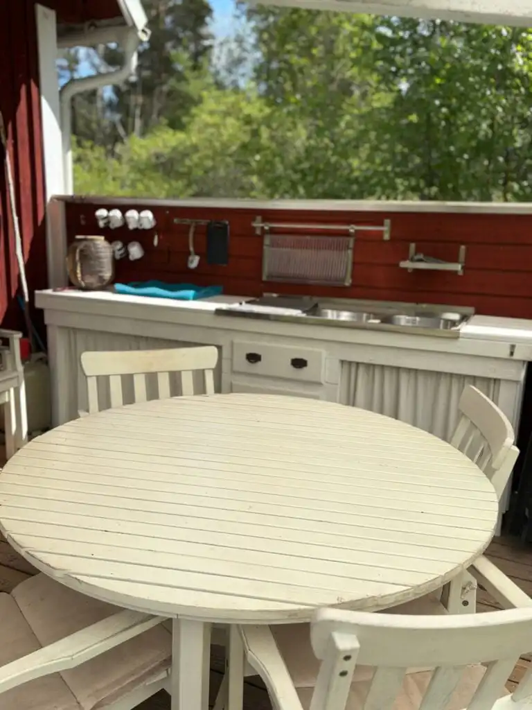 Gemütlicher Außenbereich mit Terrasse in Småland