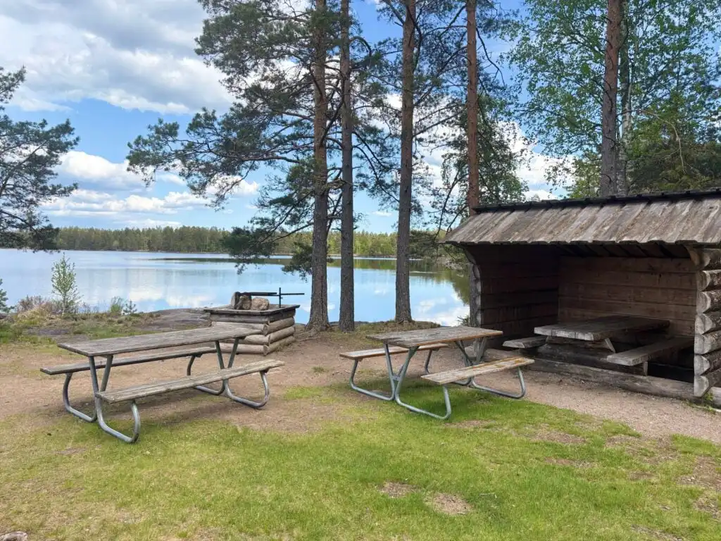 Badeplatz mit Grillstelle und Seeblick am Boasjö in Schweden