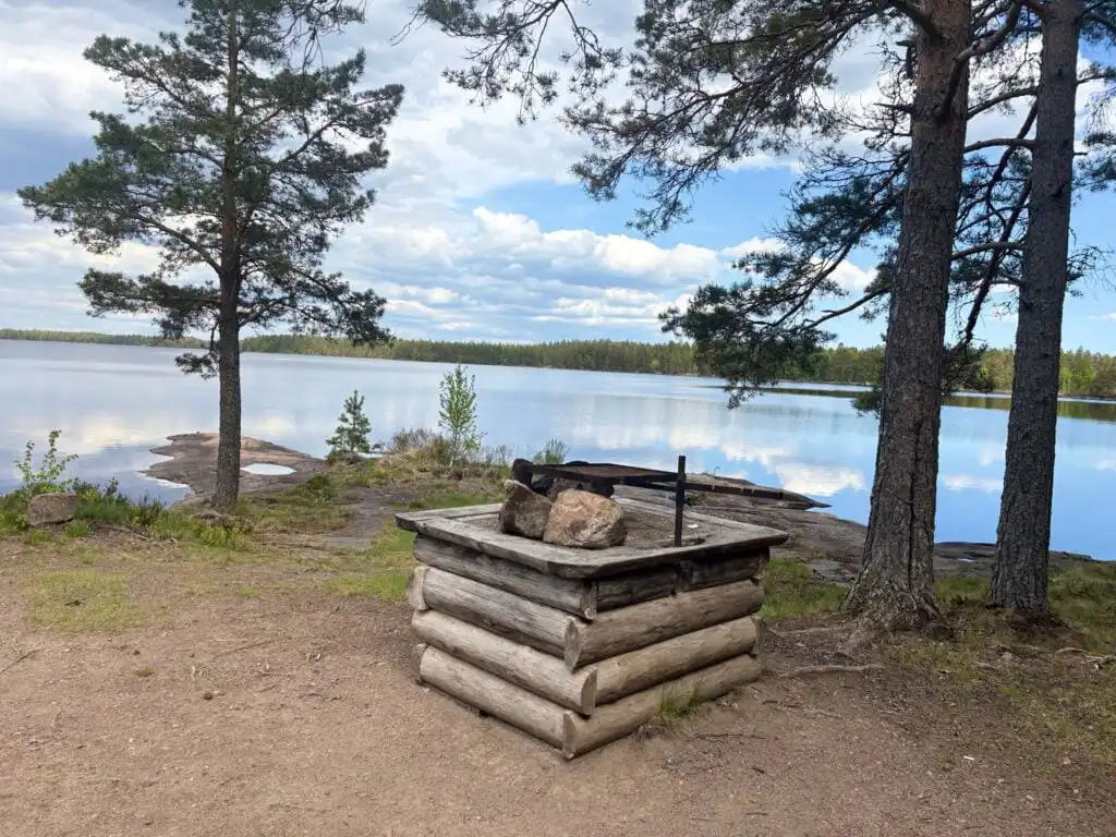 Feuerstelle an der familienfreundlichen Badestelle in Småland