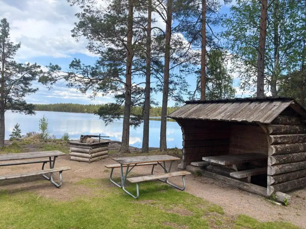 Überdachte Grillstelle an der Badestelle beim Boasjö in Schweden