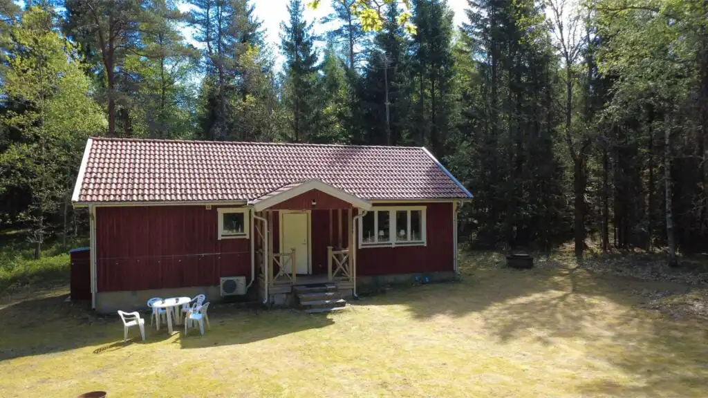 Außenansicht der Stuga Rödhak mitten in den Wäldern Smålands