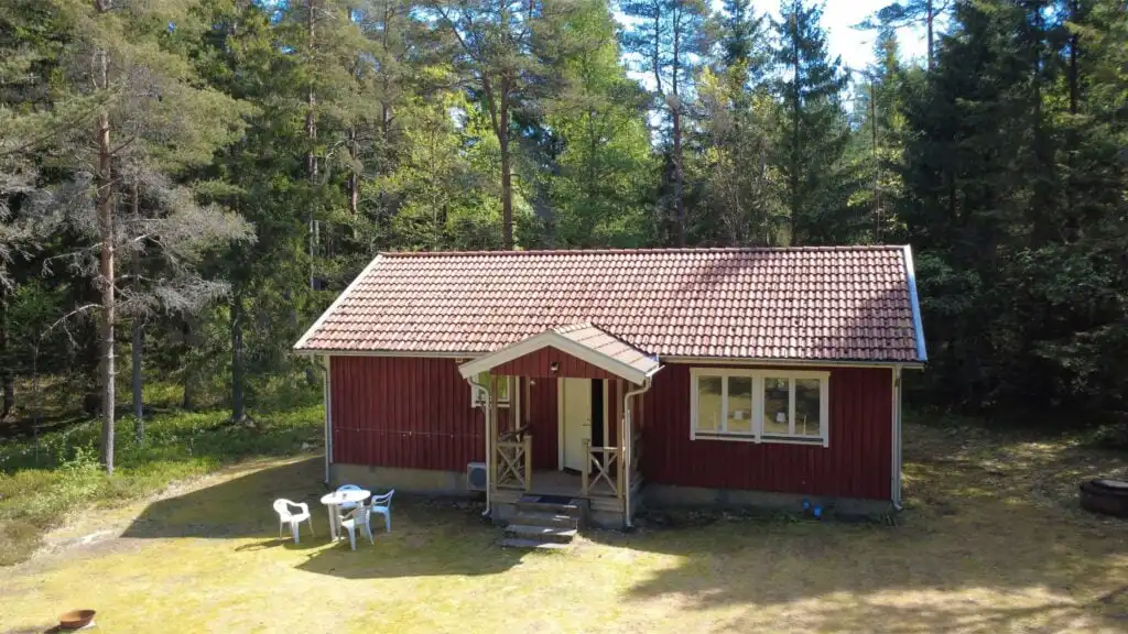 Traditionelles rotes Schwedenhaus in ruhiger Alleinlage bei Annerstad
