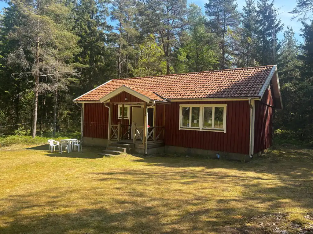 Typisches rotes Schwedenhaus in ruhiger Alleinlage bei Annerstad