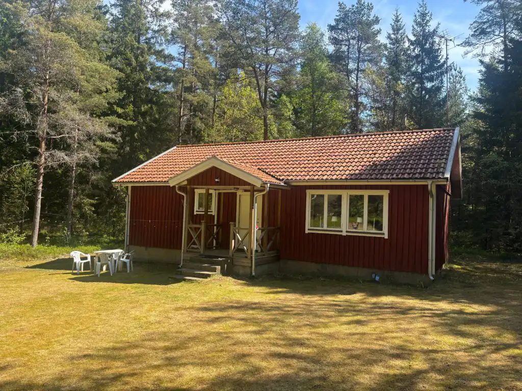 Rote Stuga in sonniger Lage mitten im Wald