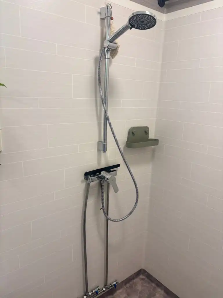 Badezimmer mit Dusche in der Stuga Rödhak