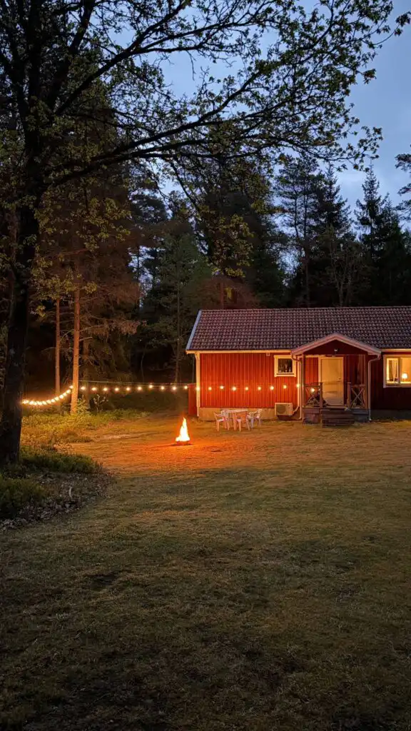 Gemütliche Abendstimmung am Ferienhaus im Wald von Schweden