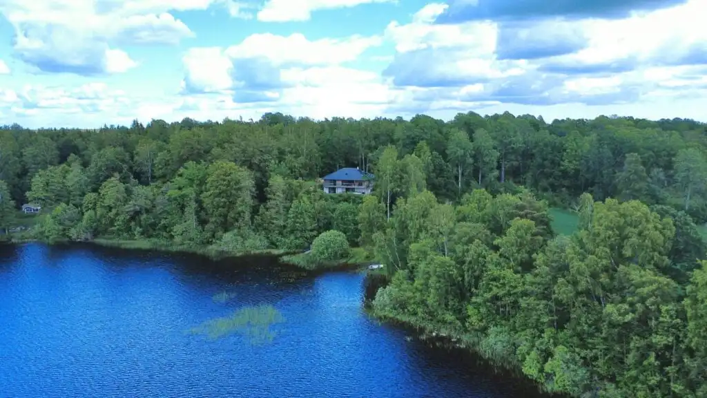 Luftaufnahme von Villa Bergsmåla direkt am See