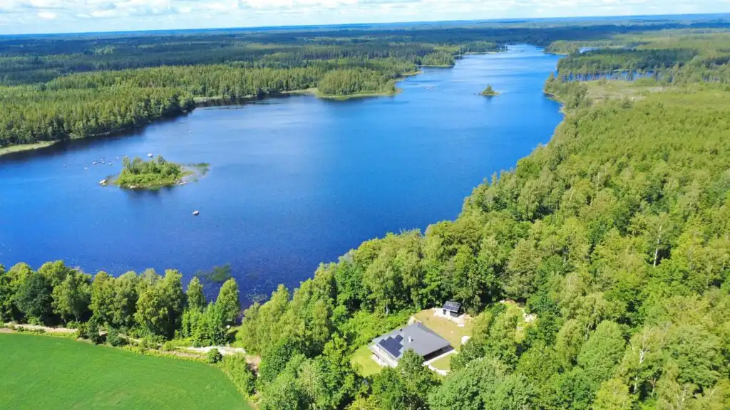 Luftaufnahme der Seenlandschaft bei Villa Bergsmåla