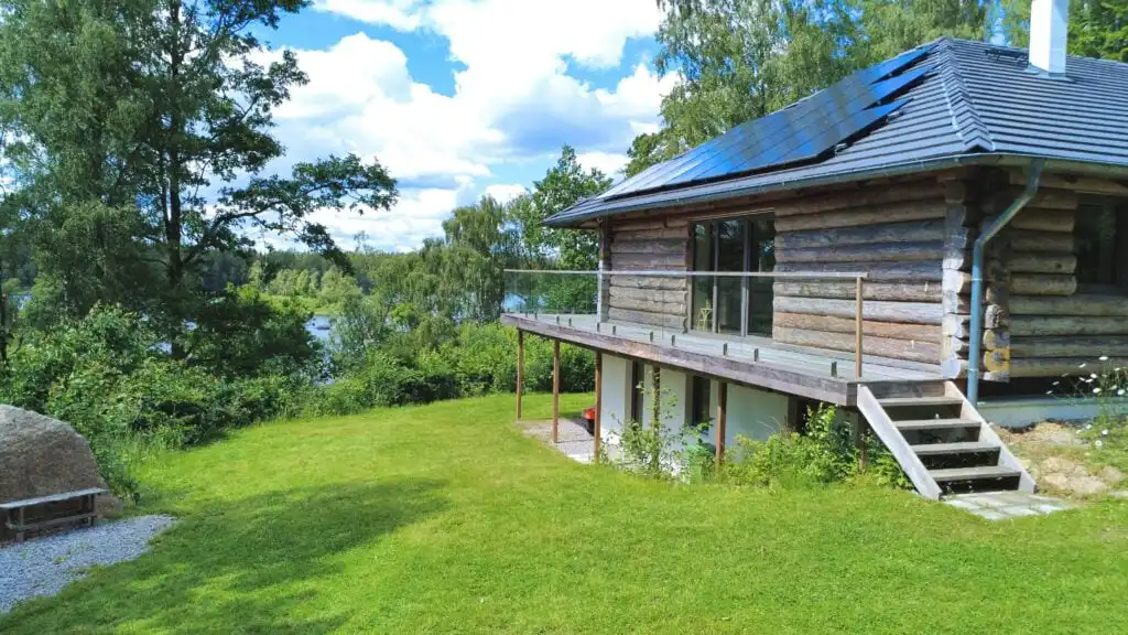 Terrasse mit Seeblick an der Villa Bergsmåla