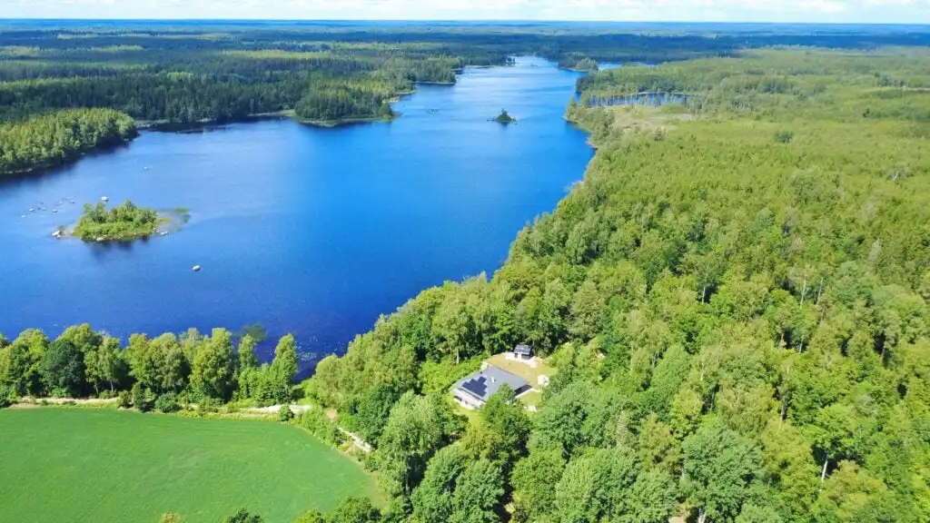 Ferienhaus Villa Bergsmåla in Alleinlage am Wasser