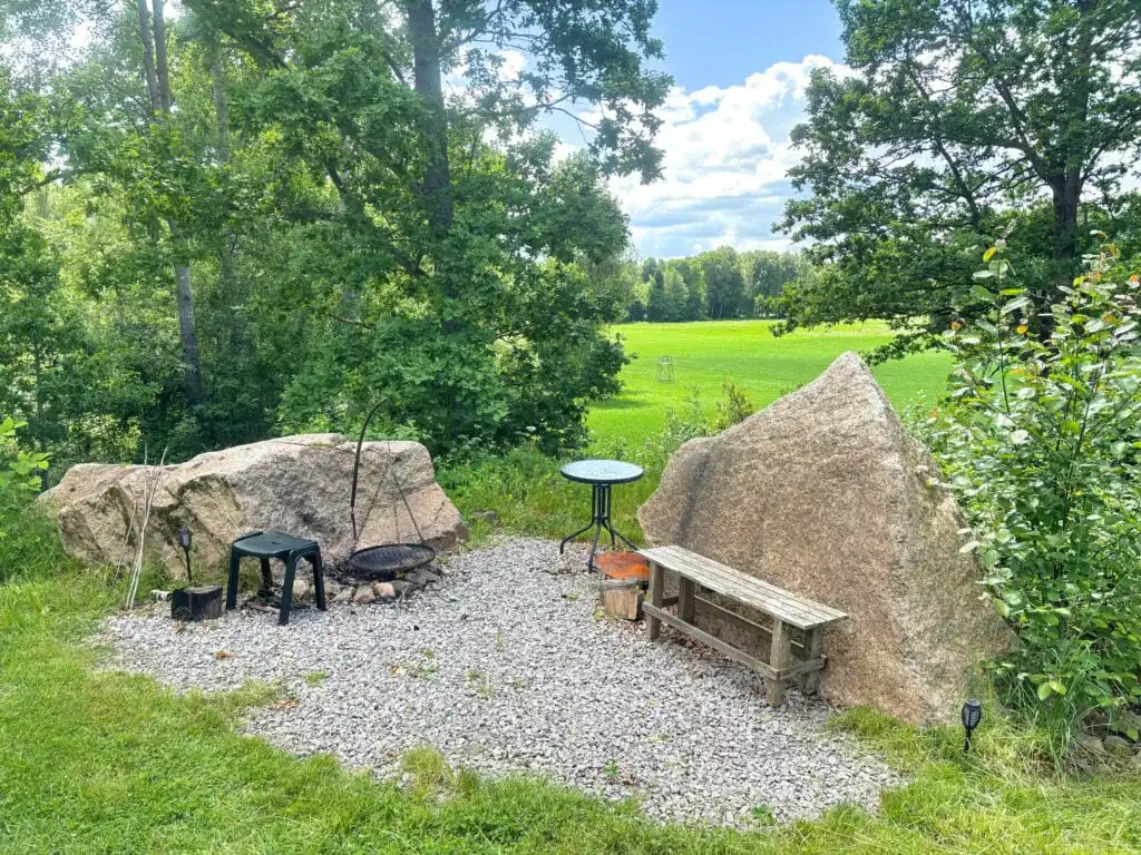 Feuerstelle im Garten der Villa Bergsmåla