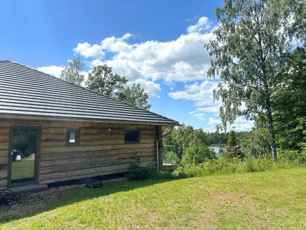 Seitenansicht der Villa Bergsmåla in Alleinlage