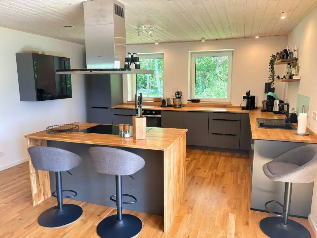 Moderne Küche mit Kochinsel in der Villa Bergsmåla