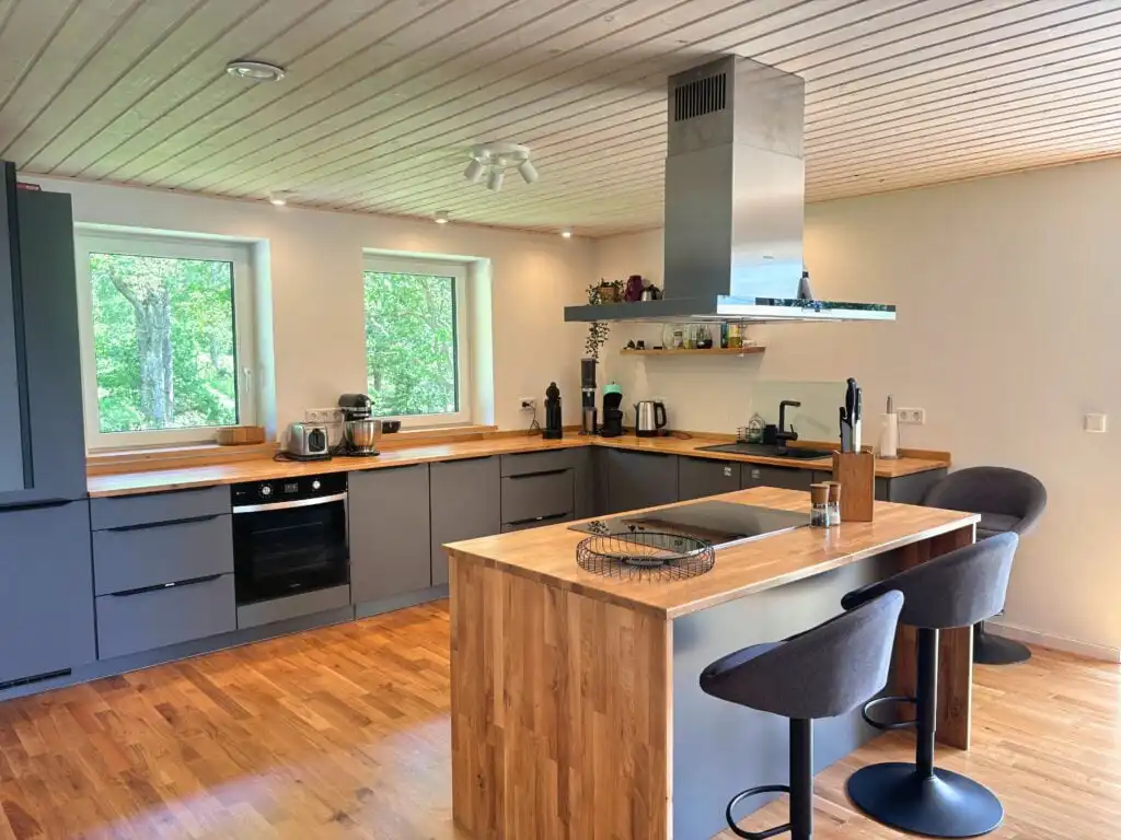 Offene Wohnküche im Ferienhaus Villa Bergsmåla
