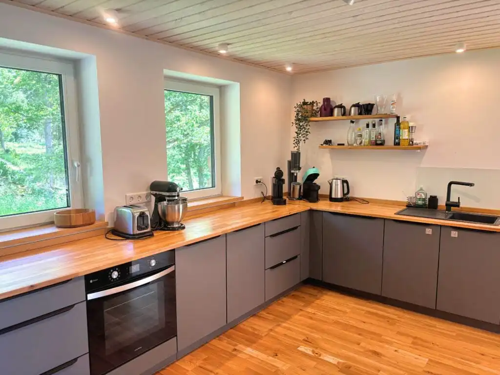Hochwertige Küche mit Naturblick in Villa Bergsmåla