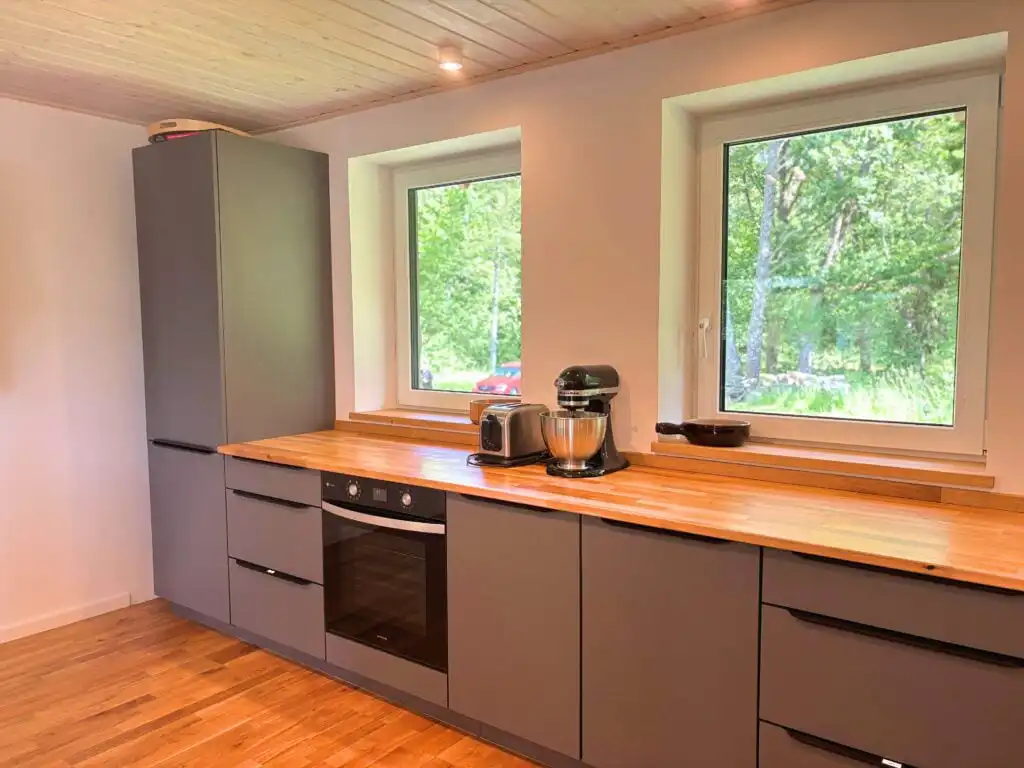 Moderne Einbauküche im Ferienhaus am See