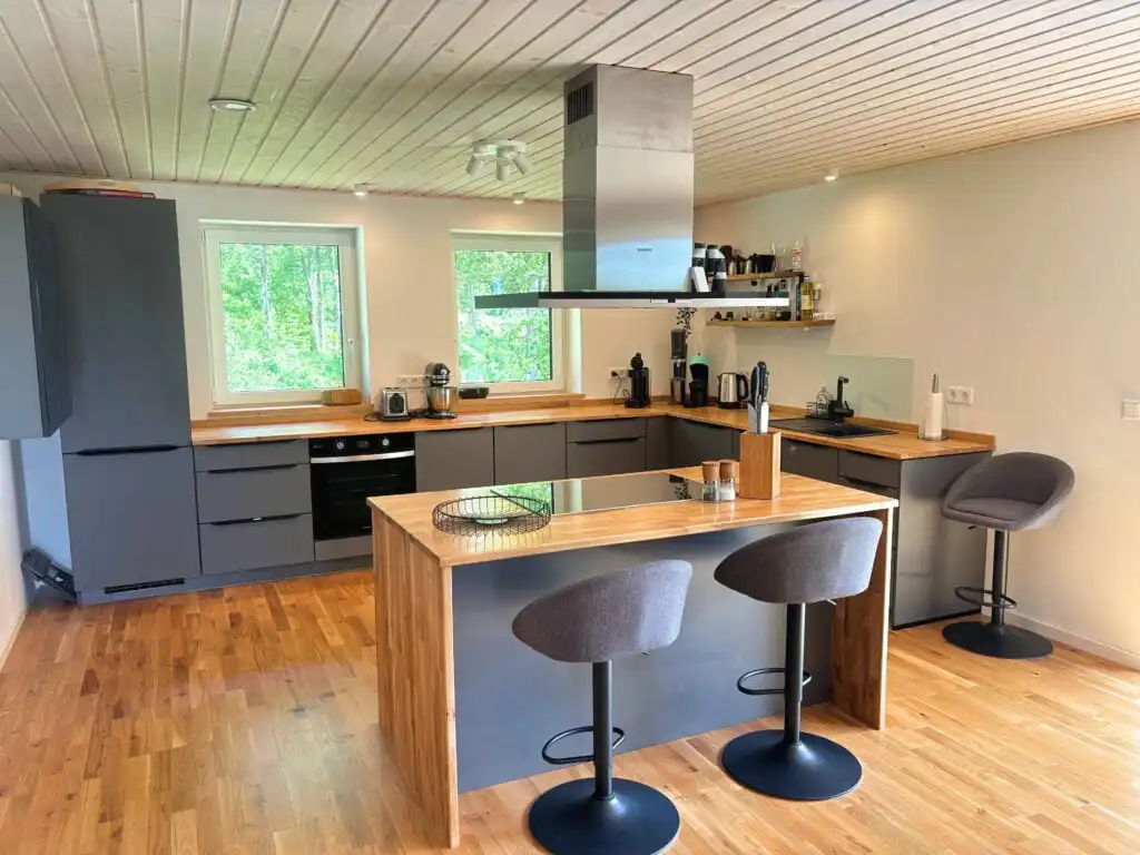 Offener Wohn- und Essbereich in Villa Bergsmåla