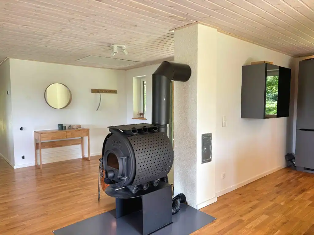 Wohnzimmer mit Kamin in der Villa Bergsmåla