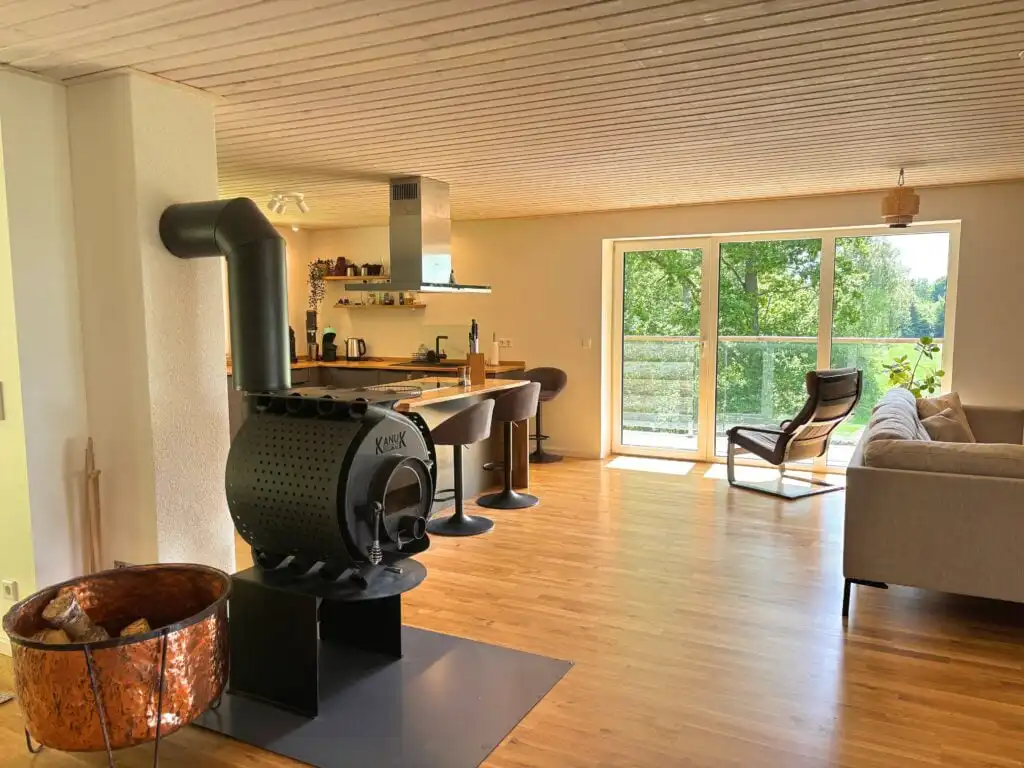 Großzügiger Wohnbereich mit Seeblick in Villa Bergsmåla