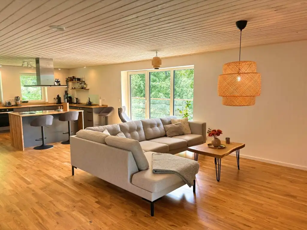 Modern eingerichteter Wohnbereich in Villa Bergsmåla