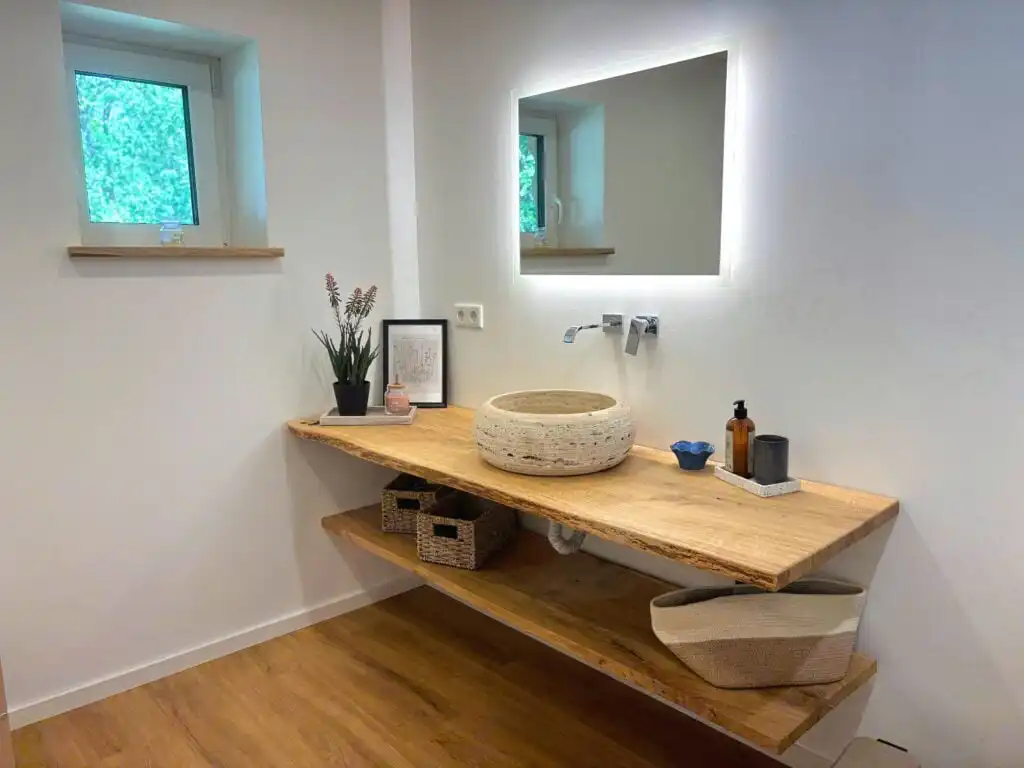 Modernes Badezimmer mit Natursteinwaschbecken