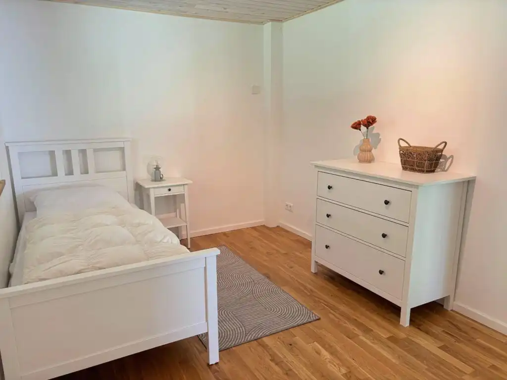Helles Schlafzimmer im Ferienhaus Villa Bergsmåla