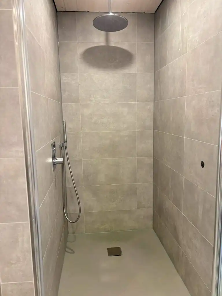Moderne Dusche im Badezimmer der Villa Bergsmåla