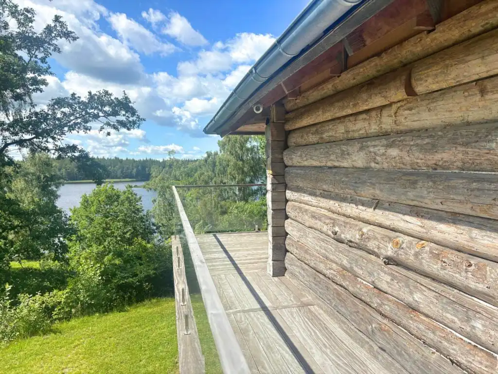 Terrasse mit Blick auf den See Ljusterhövden