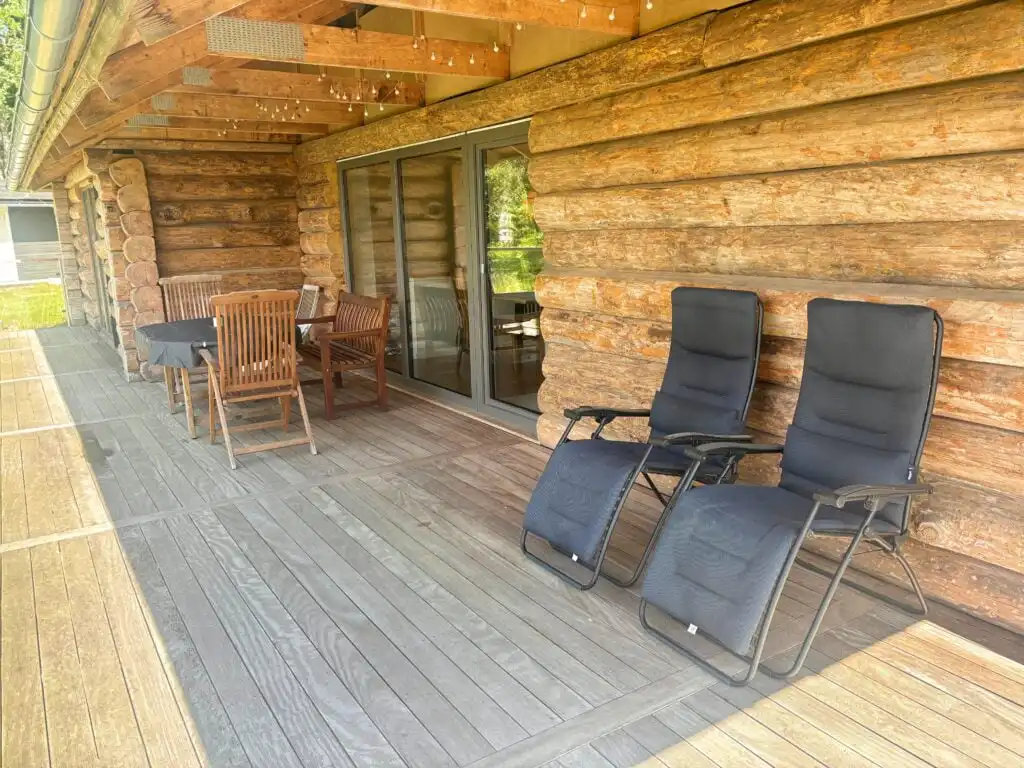 Große Holzterrasse am Ferienhaus Villa Bergsmåla