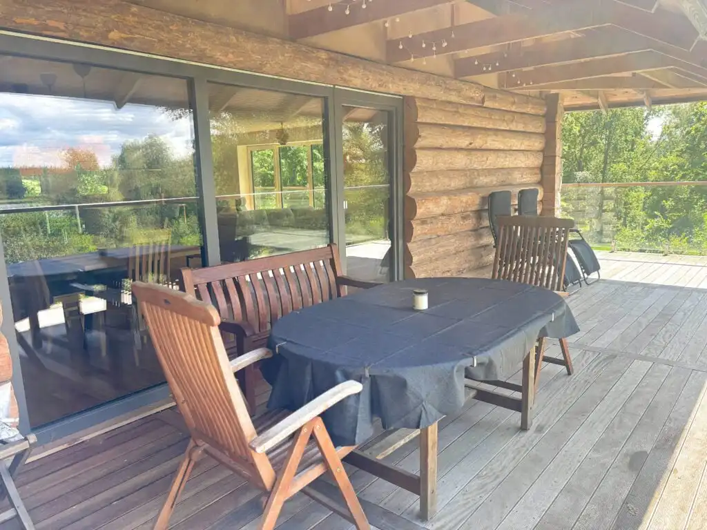 Überdachte Terrasse mit Sitzbereich und Seeblick