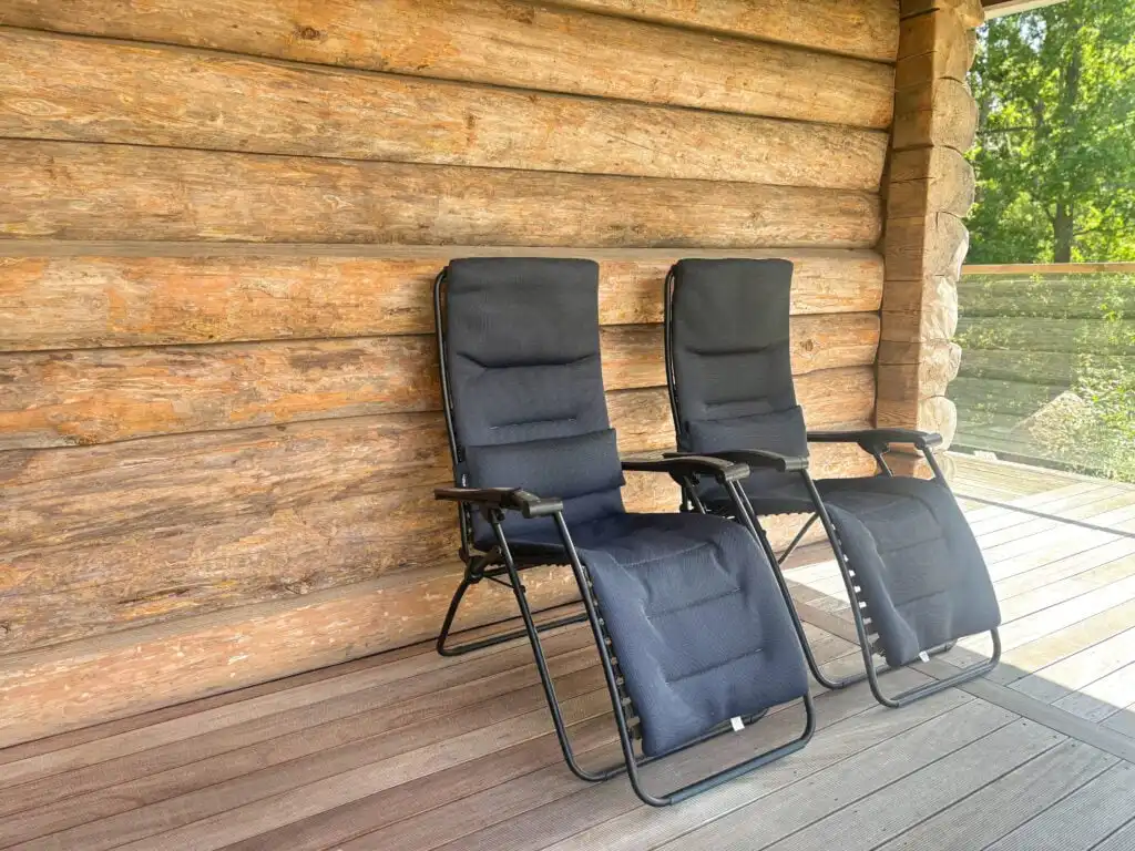 Relaxliegen auf der Terrasse der Villa Bergsmåla