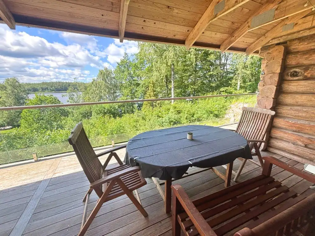 Überdachter Sitzplatz mit Naturblick in Villa Bergsmåla