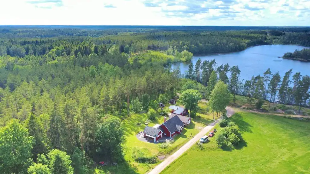 Luftaufnahme von Villa Yasjö nahe dem See Yasjön in Blekinge