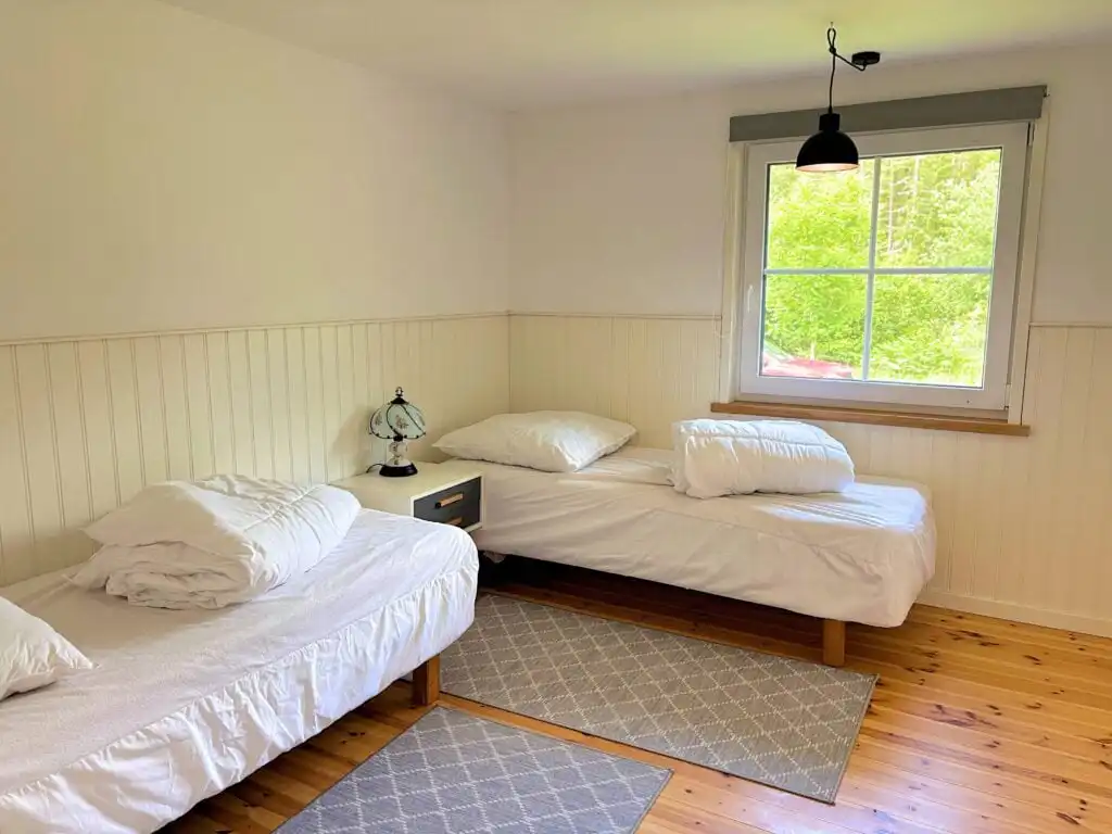 Schlafzimmer mit Blick ins Grüne in Villa Yasjö