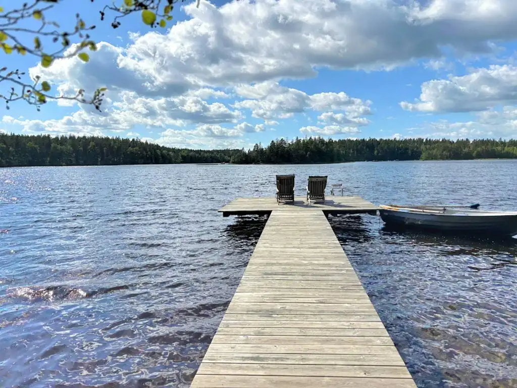 Steg direkt am See Yasjön in Blekinge