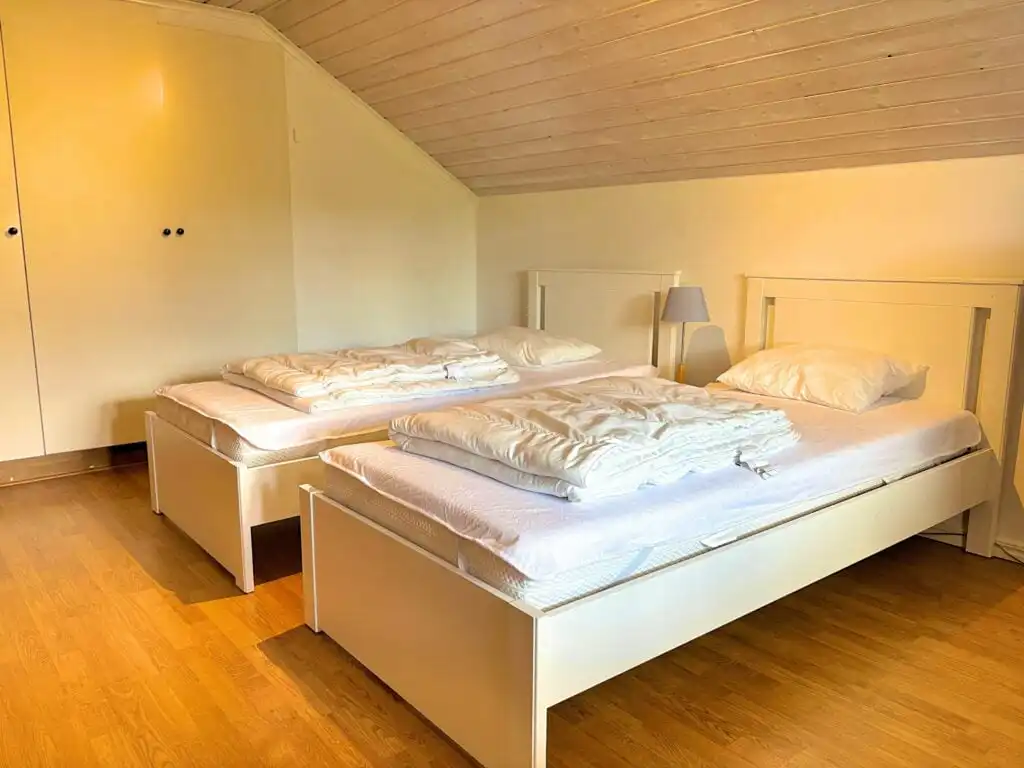 Gemütliches Schlafzimmer mit Doppelbett in Villa Dångebo
