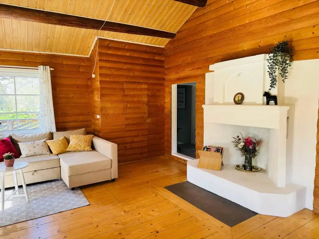 Wohnzimmer mit Kamin im Ferienhaus Sommerlycka
