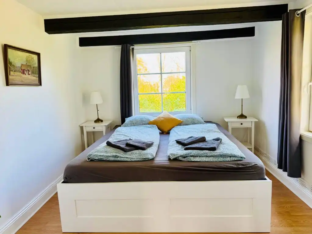 Schlafzimmer mit Doppelbett im Ferienhaus Sommerlycka
